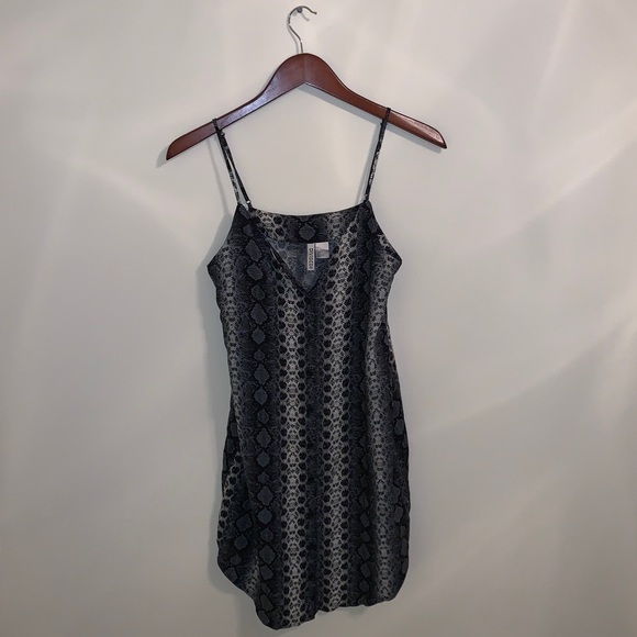 H&M Dresses & Skirts - H&M Divided Womens Button Down Dress